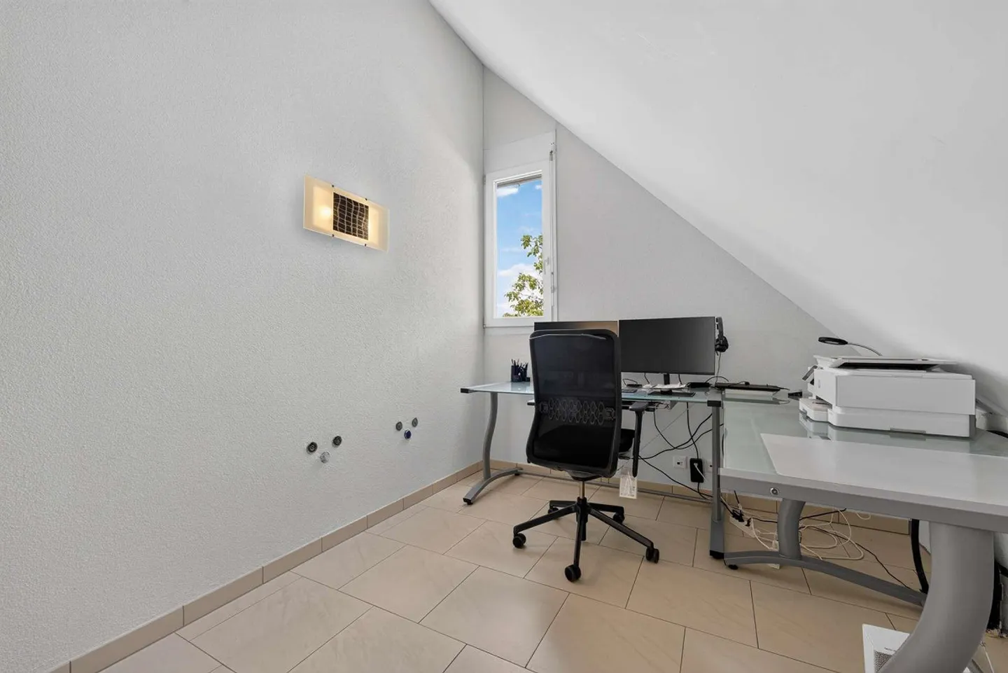 Charmante maison individuelle de 5 pièces avec oasis de jardin ensoleillée et de nombreuses possibilités - Photo 16 sur 20