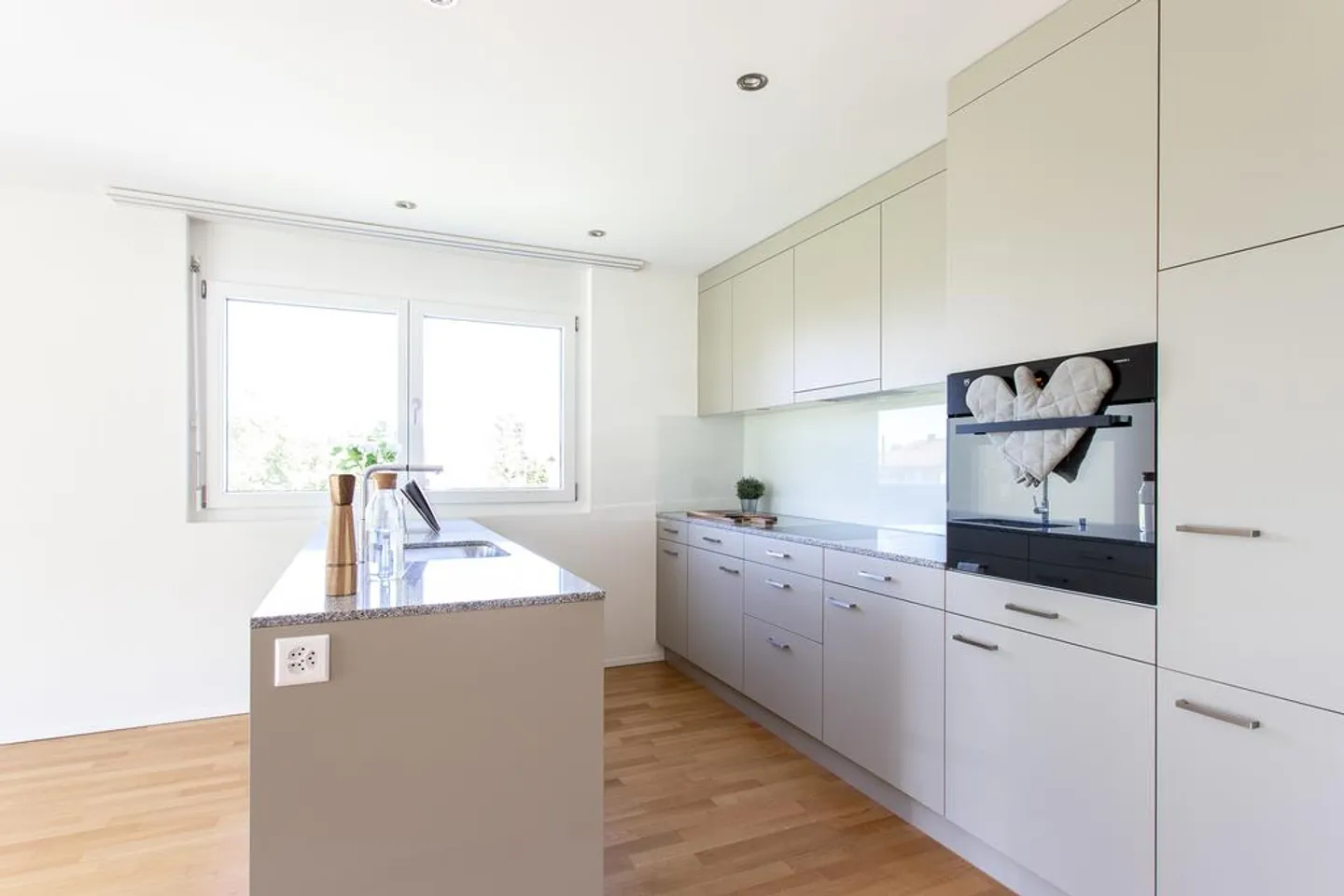 Appartamento LUMINOSO e MODERNO di 4.5 locali con AMPIO salotto - Foto 1 di 12