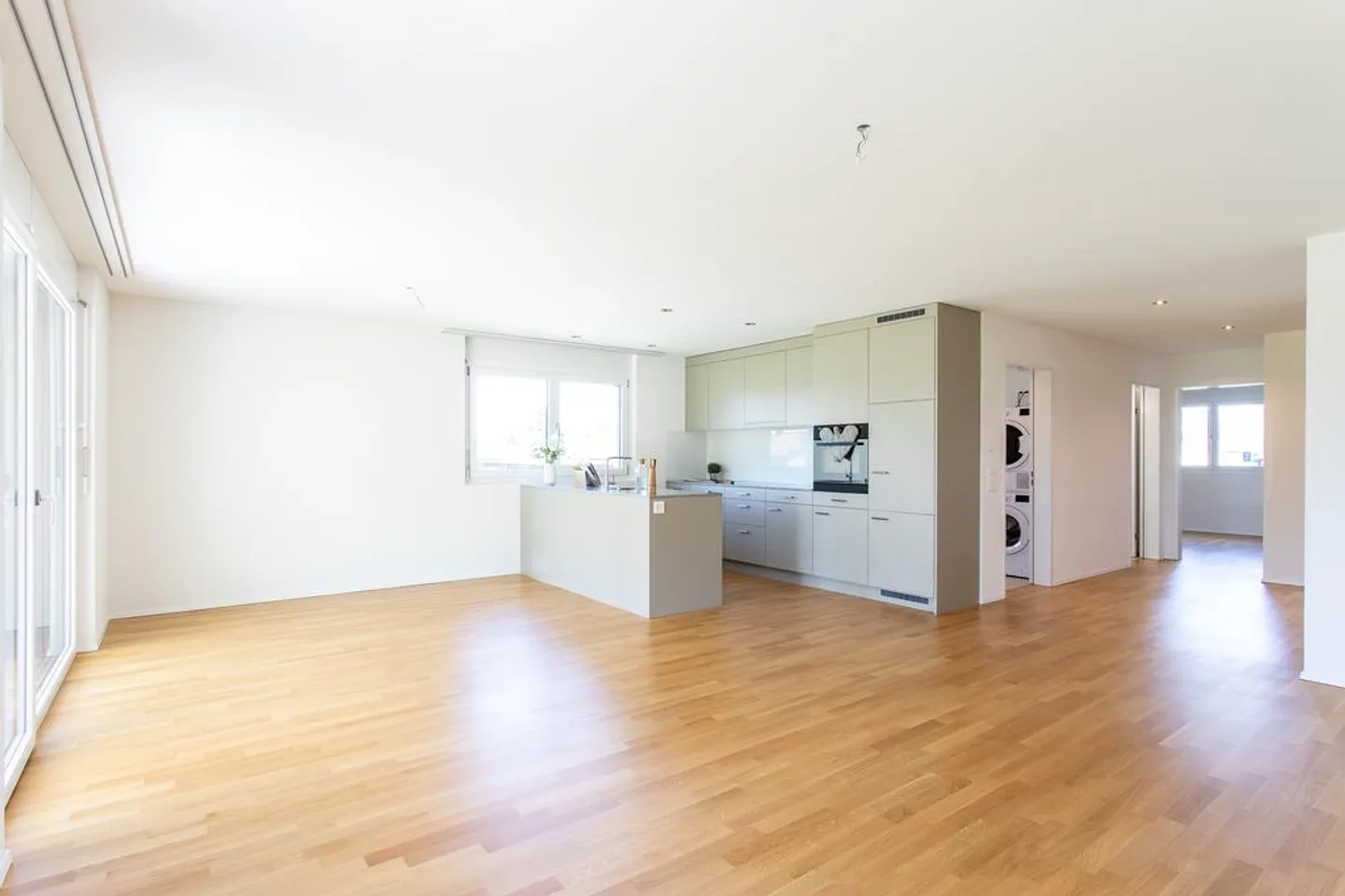 Appartamento LUMINOSO e MODERNO di 4.5 locali con AMPIO salotto - Foto 3 di 12