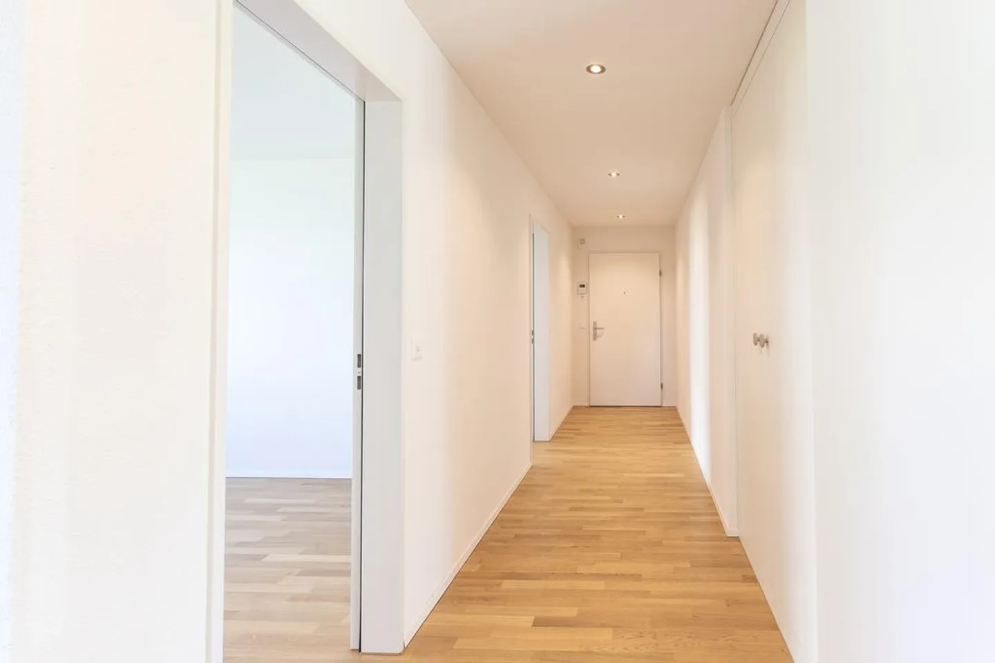 Appartamento LUMINOSO e MODERNO di 4.5 locali con AMPIO salotto - Foto 4 di 12