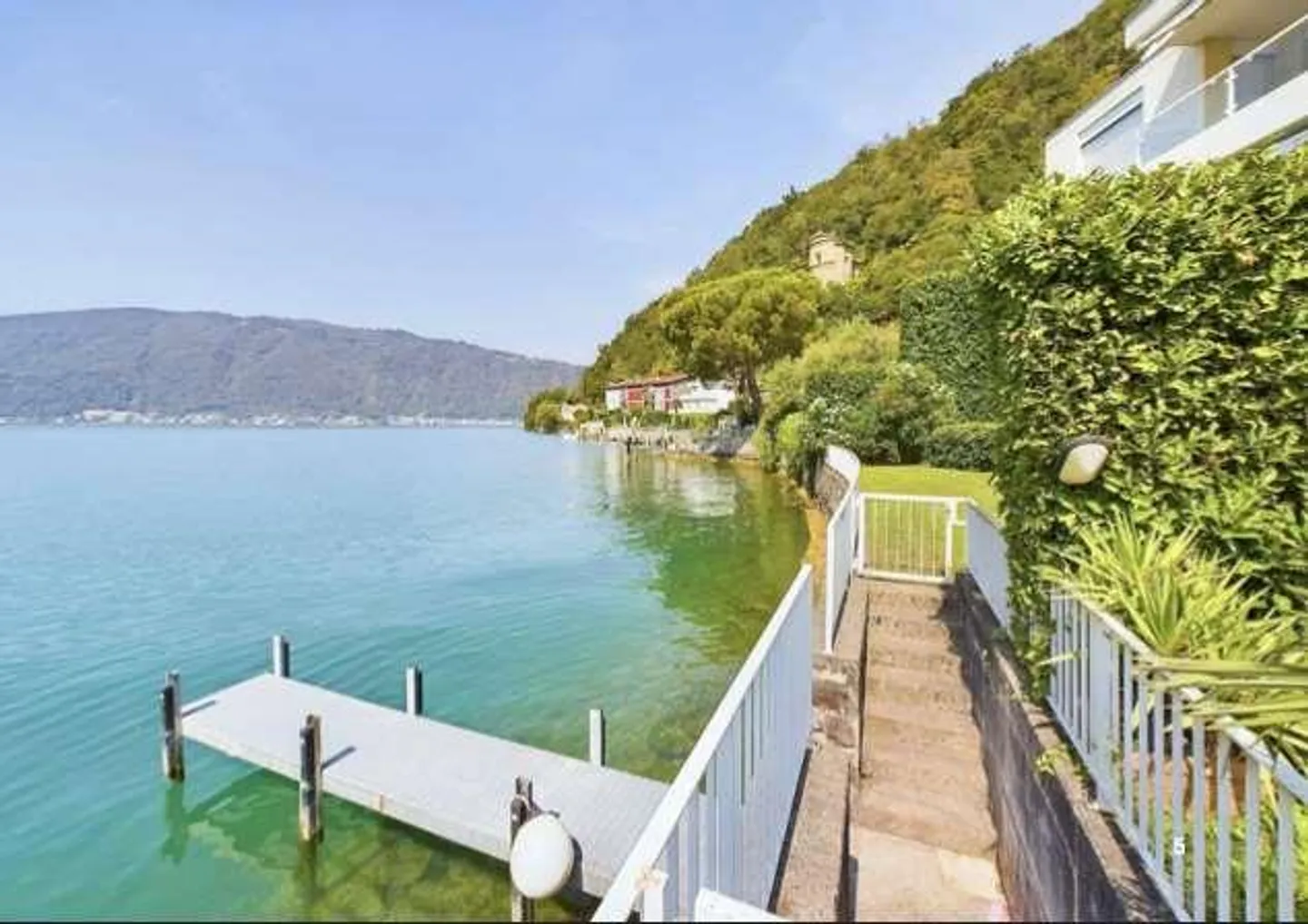 Casa a schiera con pontile sul lago - Foto 1 di 13