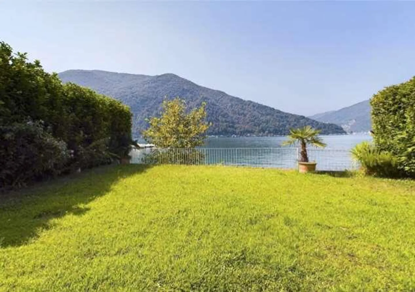 Casa a schiera con pontile sul lago - Foto 2 di 13
