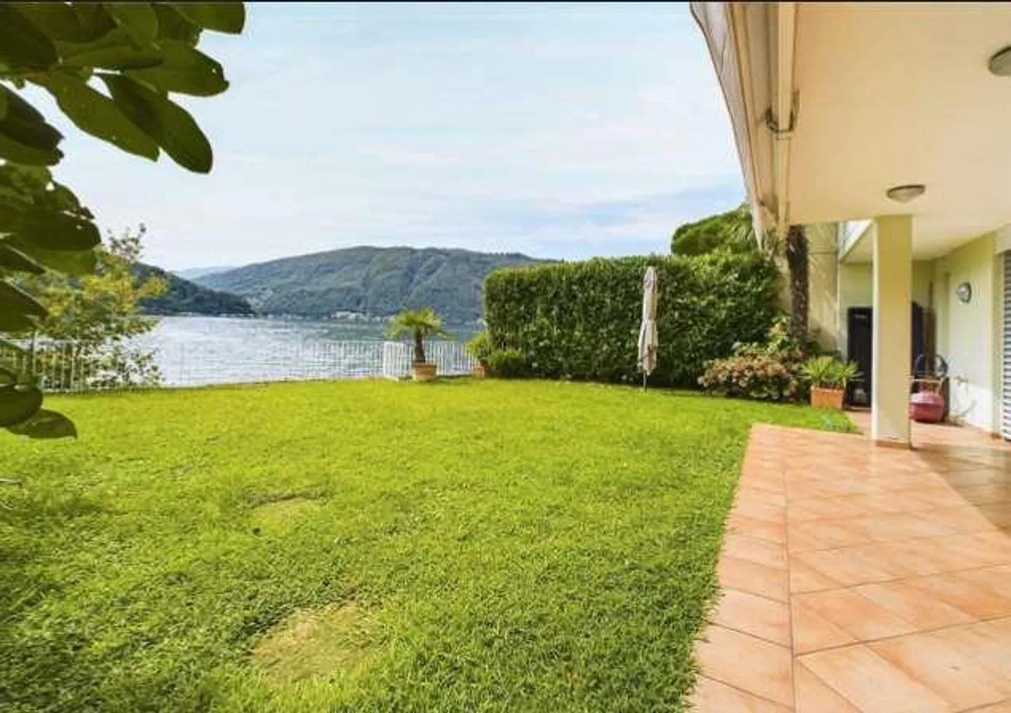 Casa a schiera con pontile sul lago - Foto 4 di 13