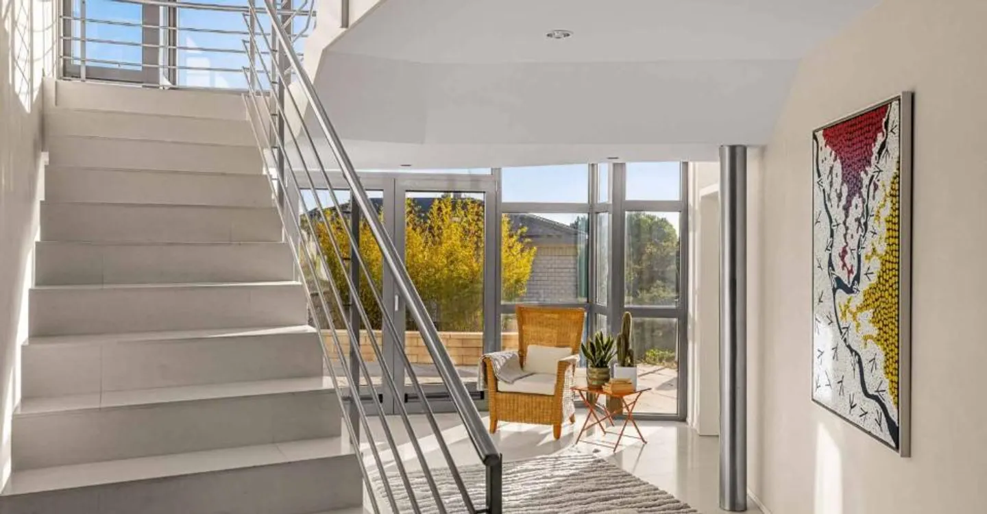 Light-Filled Villa with Stunning Lake View - Photo 6 of 12