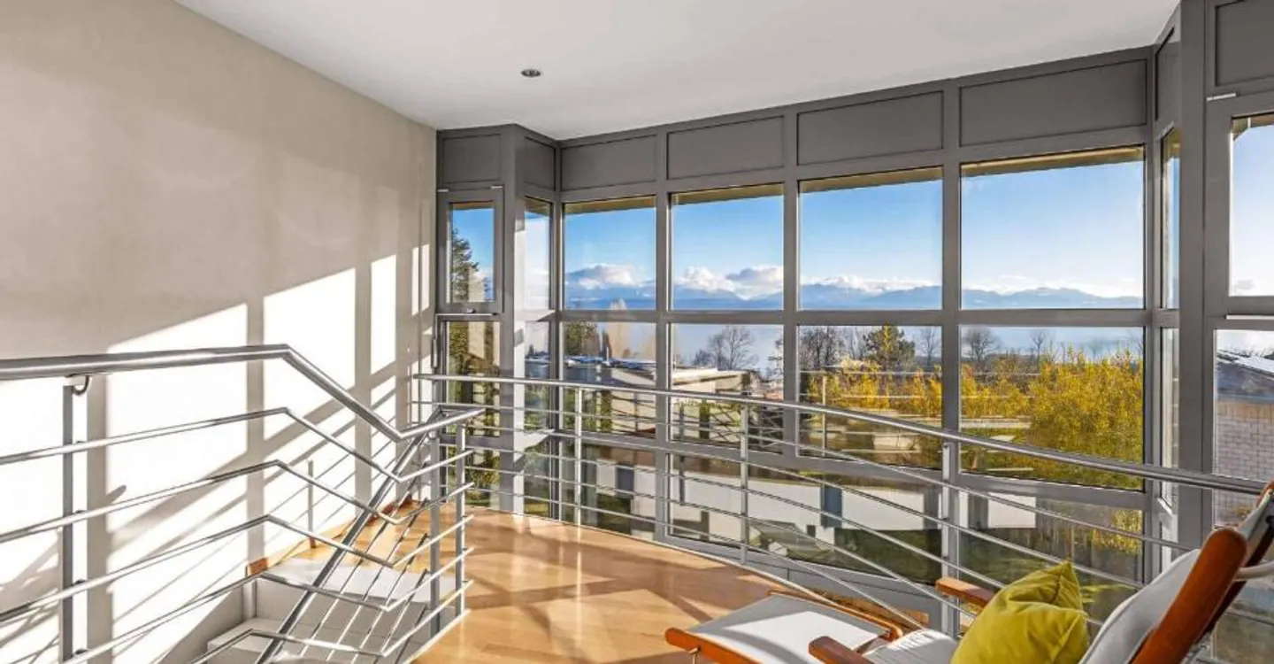 Light-Filled Villa with Stunning Lake View - Photo 10 of 12