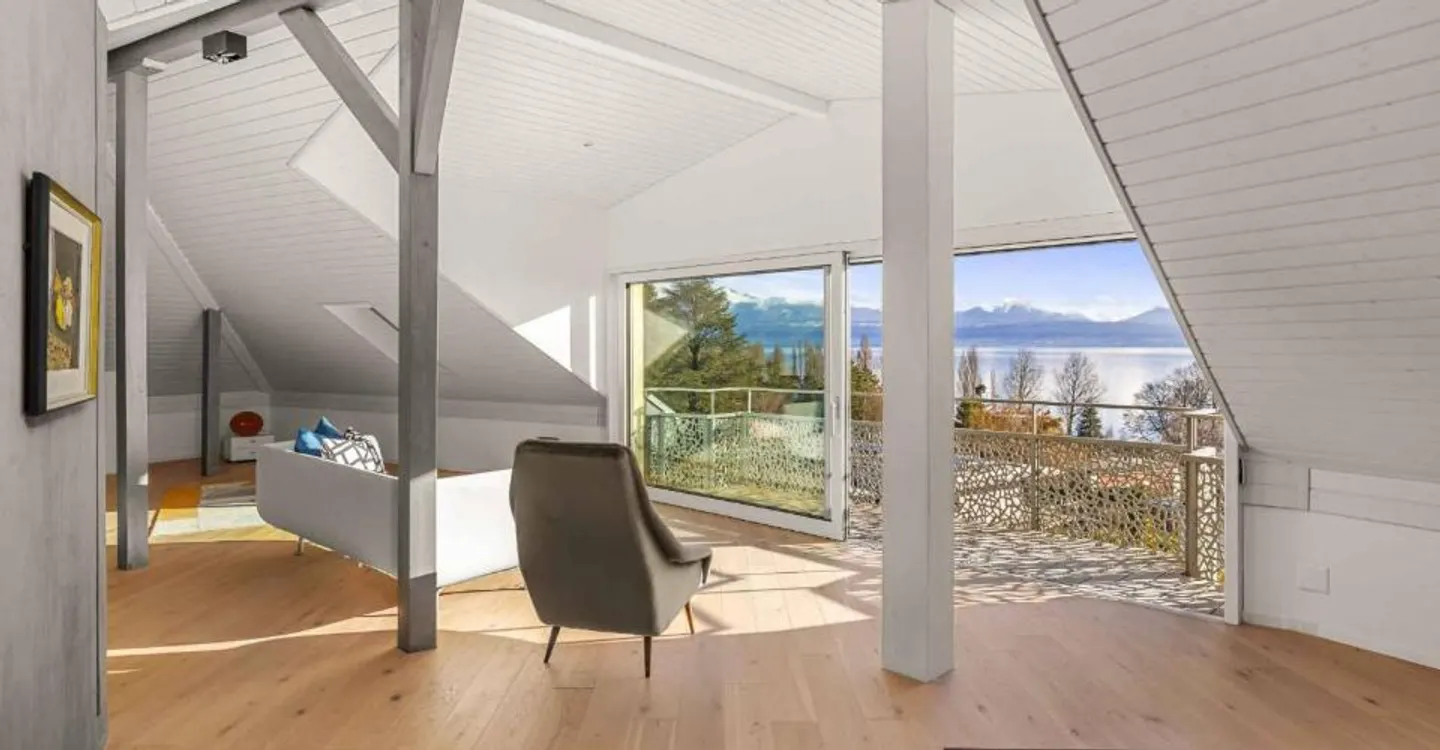 Light-Filled Villa with Stunning Lake View - Photo 11 of 12