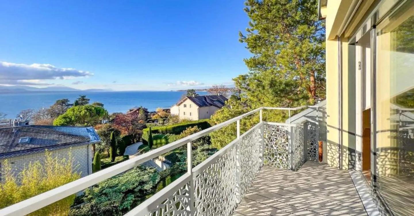 Light-Filled Villa with Stunning Lake View - Photo 12 of 12