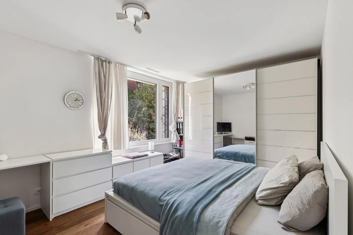 Stylish Living with a View in Winterthur-Seen - Photo 9 of 13