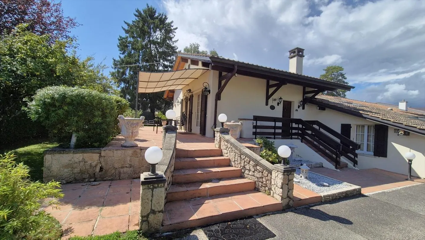 Bella villa alberata a Crans-près-Céligny - Foto 1 di 8