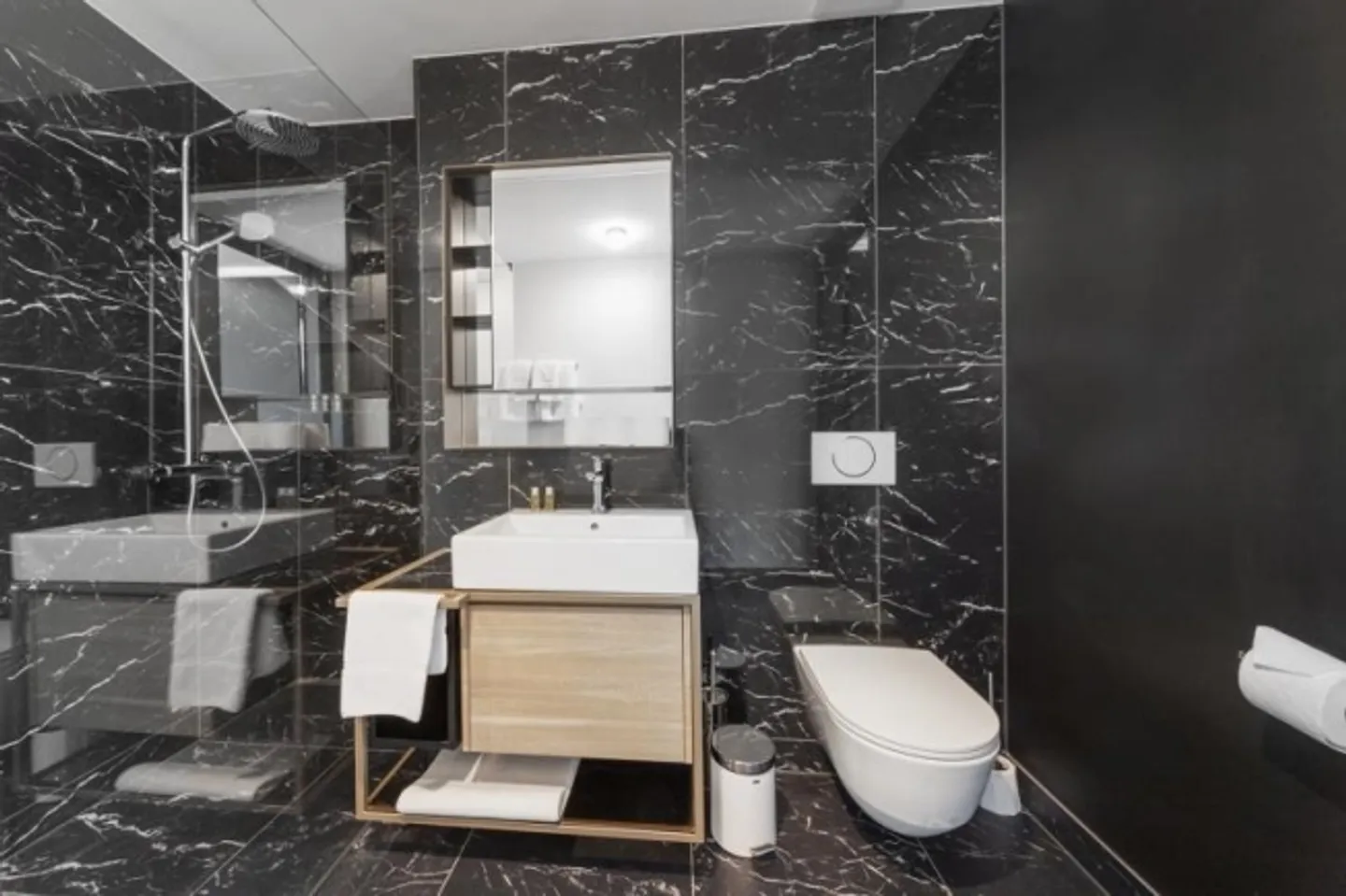 Luxury above the rooftops of Zurich - with private rooftop terrace - Photo 9 of 12