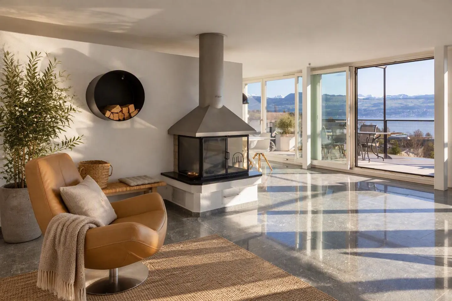 Appartement en Attique 4½ pièces avec vue imprenable sur le lac et les montagnes. - Photo 3 sur 4