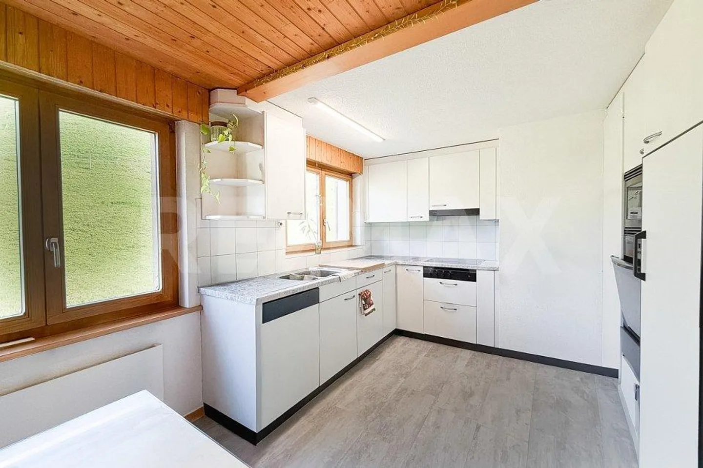 Casa trifamiliare con spazio commerciale - in zona residenziale e commerciale mista... - Foto 3 di 13
