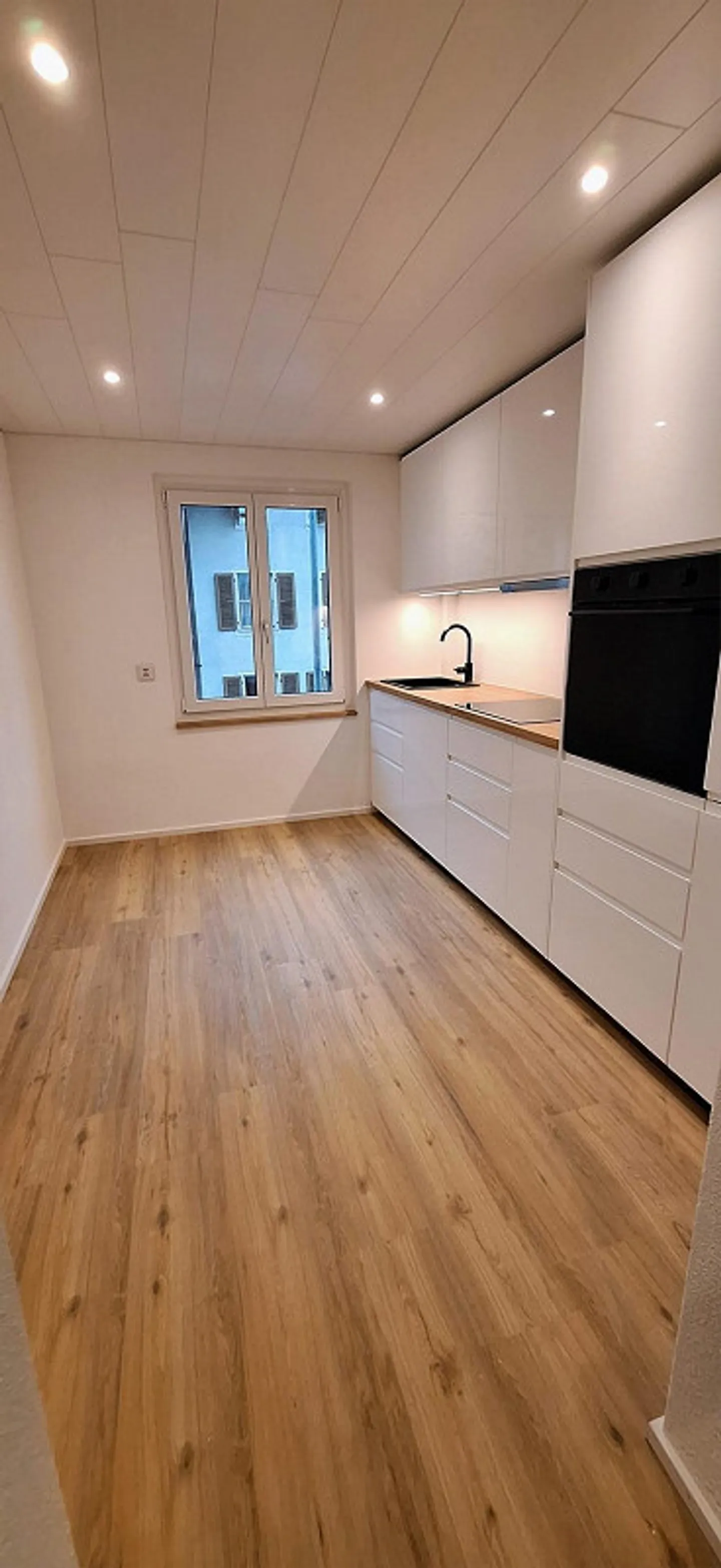 Freshly renovated 3.5-room apartment - Photo 2 of 11