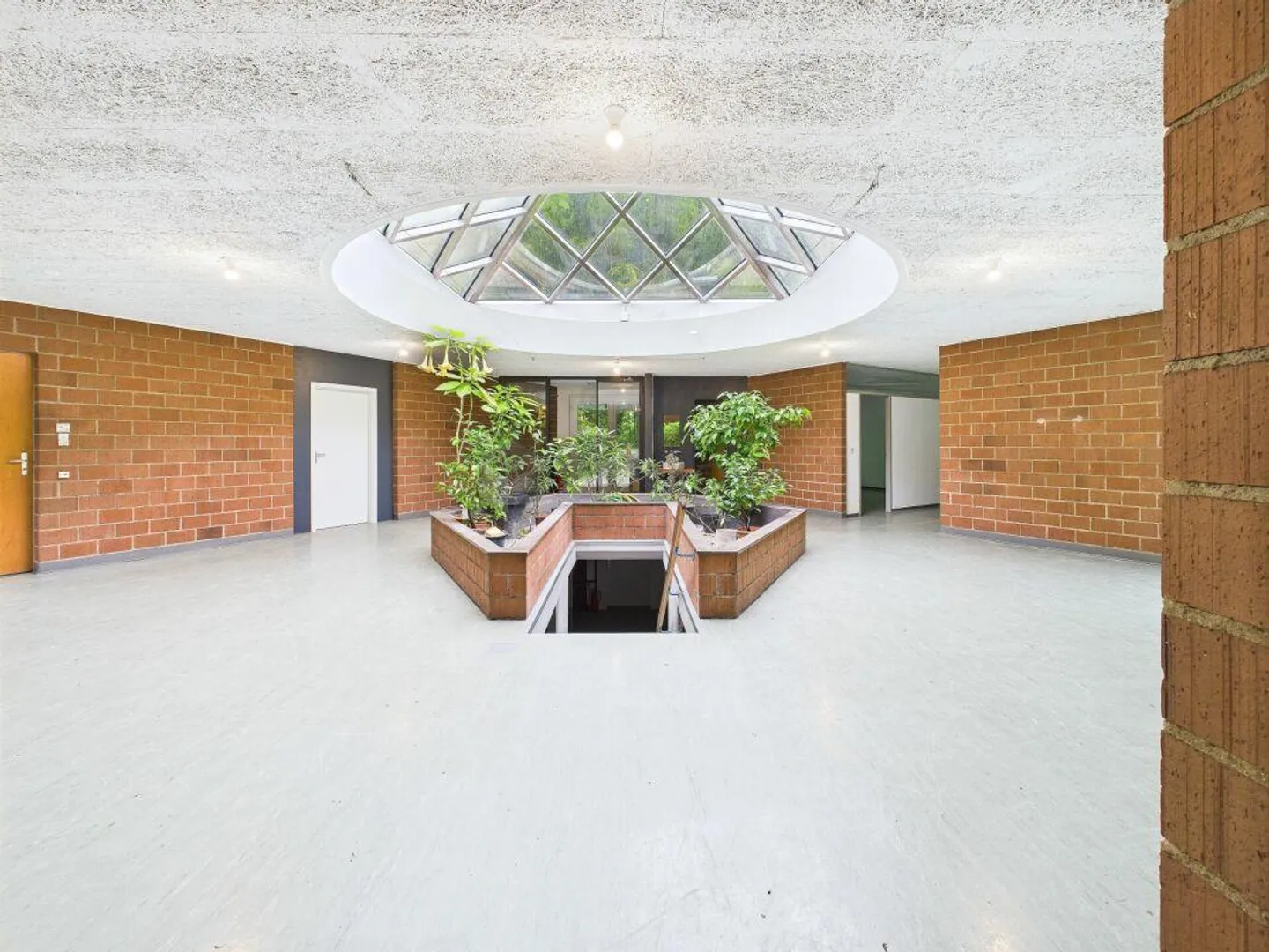 Commercial property with building reserve in the commercial zone - Photo 4 of 12