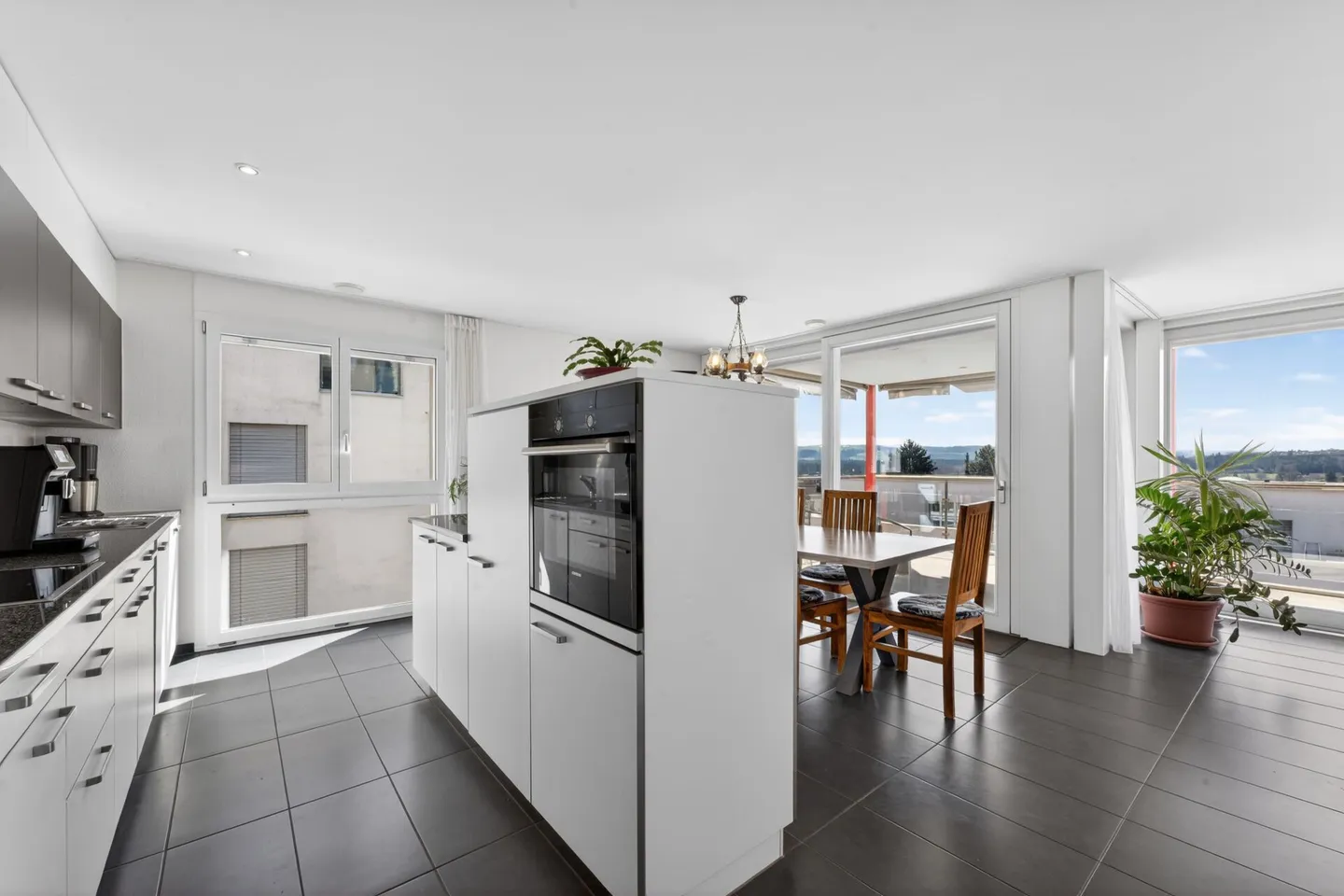 Ihr neues Zuhause mit Aussicht: Grosszügige 4.5-Zimmerwohnung mit Panorama - Photo 3 sur 18