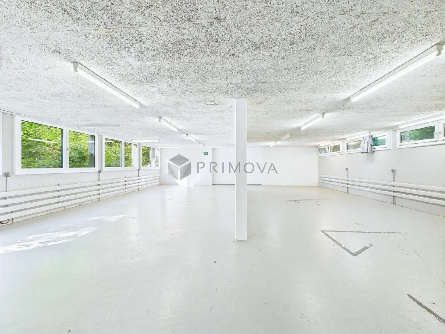 Commercial property with building reserve in the commercial zone - Photo 2 of 12