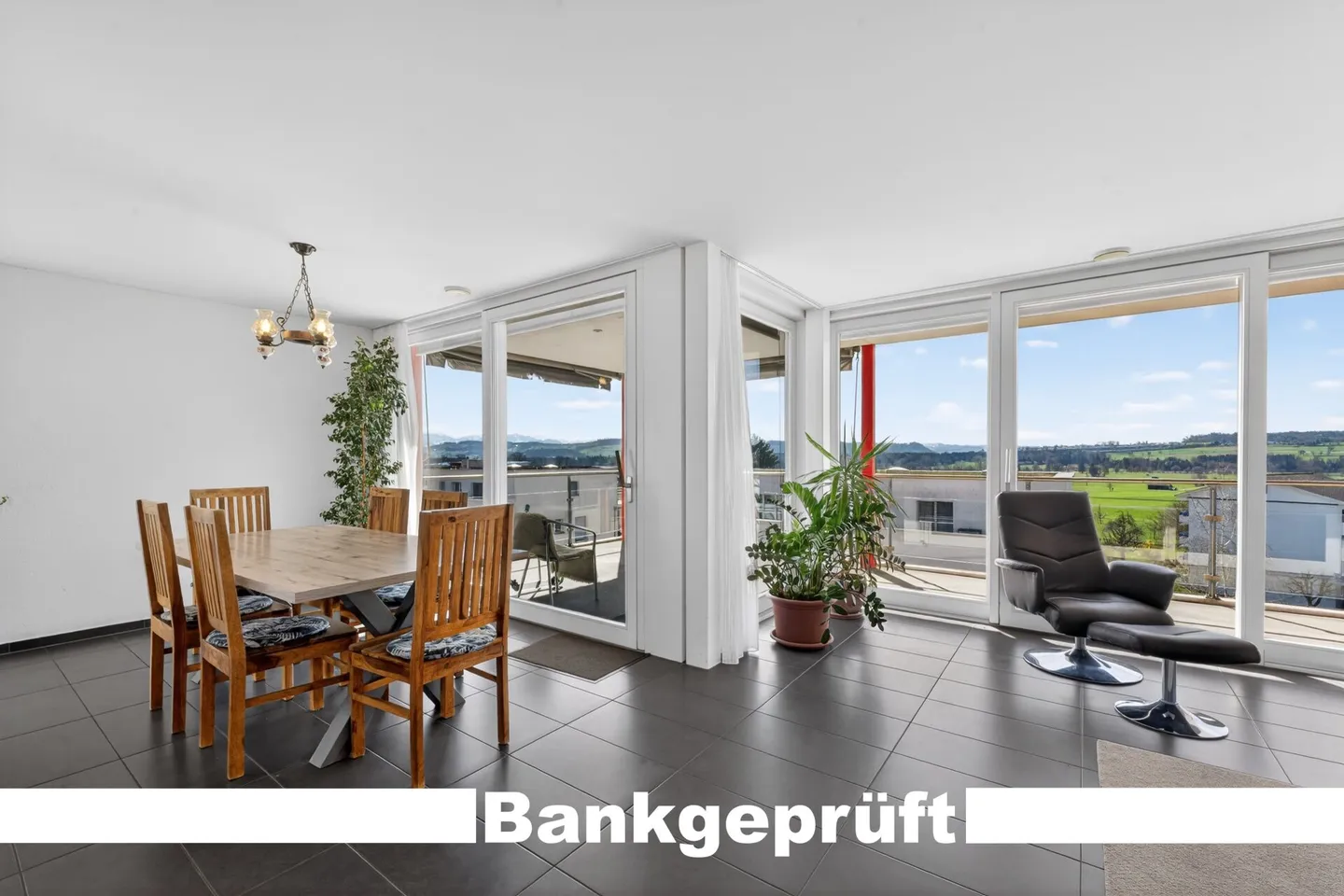 Ihr neues Zuhause mit Aussicht: Grosszügige 4.5-Zimmerwohnung mit Panorama - Photo 1 sur 18