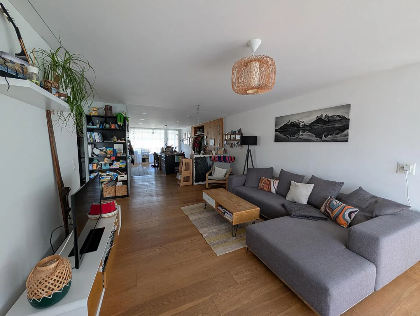 Sunny 4.5-room apartment in Trin Mulin as a primary or secondary residence - Photo 3 of 10