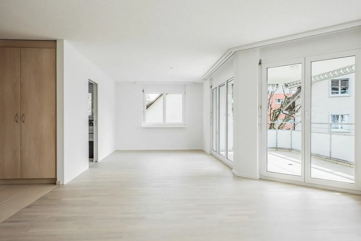 Appartamento luminoso con grande balcone soleggiato in una zona residenziale centrale - Foto 3 di 13