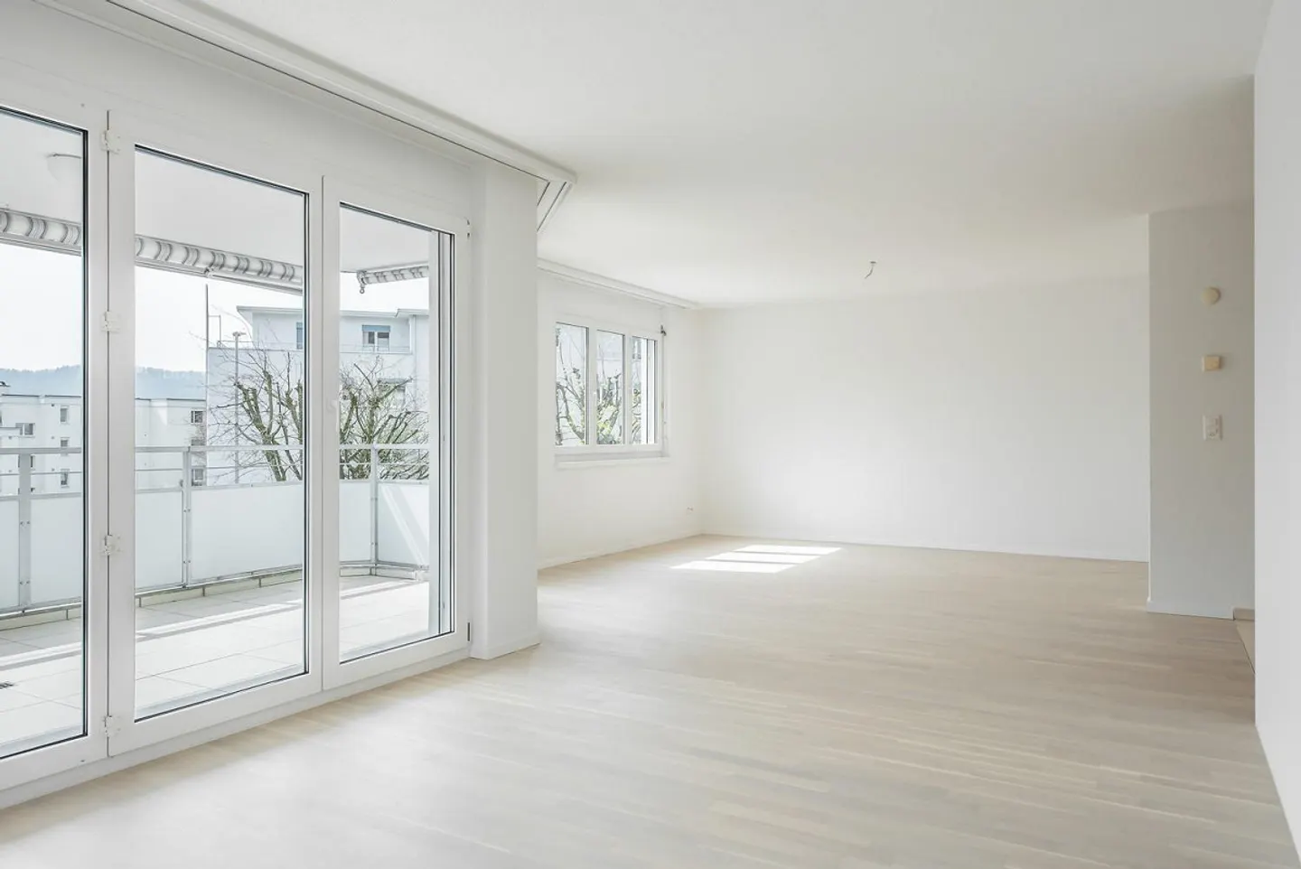 Appartamento luminoso con grande balcone soleggiato in una zona residenziale centrale - Foto 4 di 13