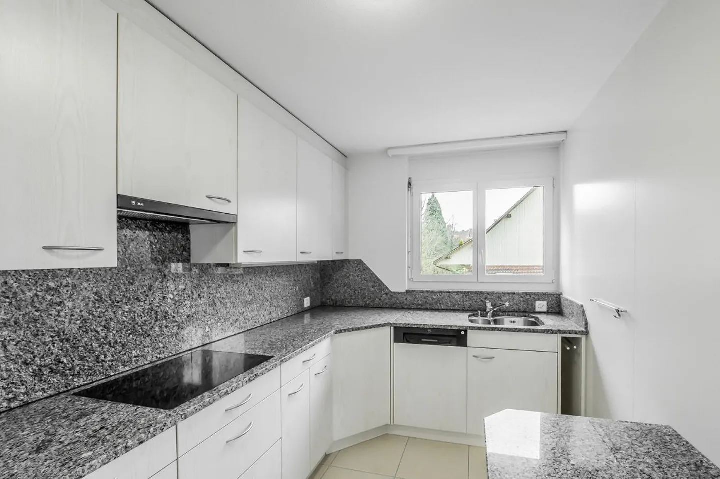 Appartamento luminoso con grande balcone soleggiato in una zona residenziale centrale - Foto 5 di 13
