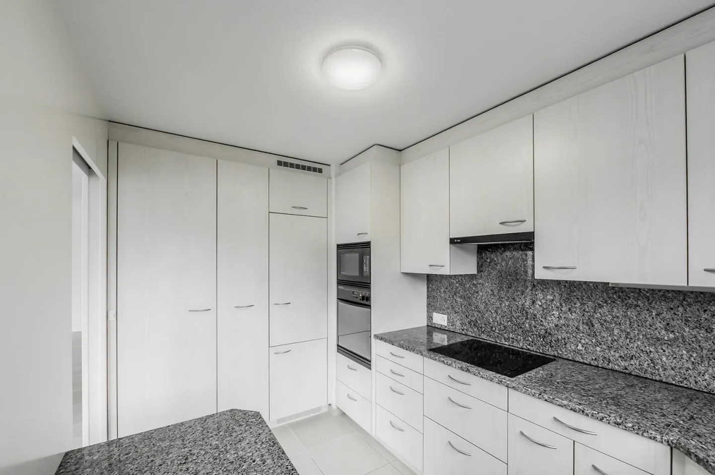 Appartamento luminoso con grande balcone soleggiato in una zona residenziale centrale - Foto 6 di 13