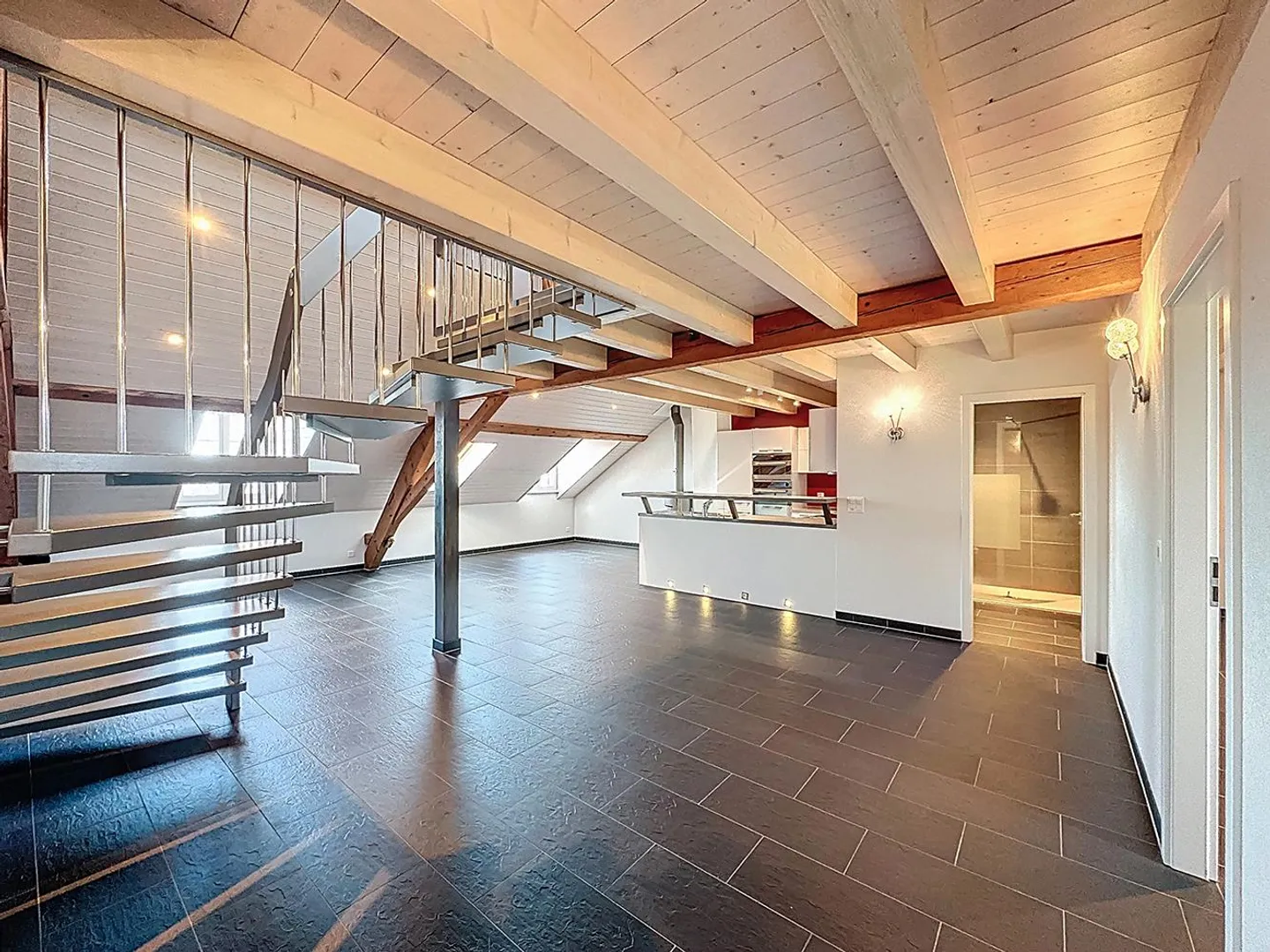 Spacious 2.5 room apartment with gallery and terrace - Photo 1 of 7