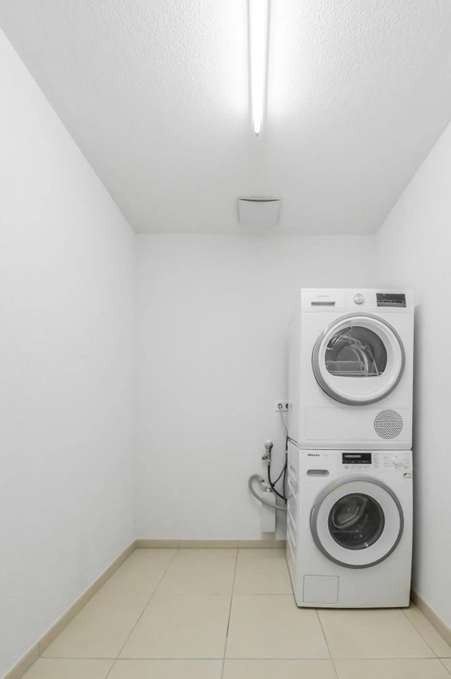 Appartamento luminoso con grande balcone soleggiato in una zona residenziale centrale - Foto 13 di 13
