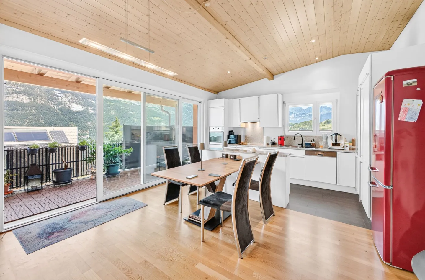 Living above Lake Walen - Sunny 3½-room penthouse with panoramic views - Photo 3 of 16