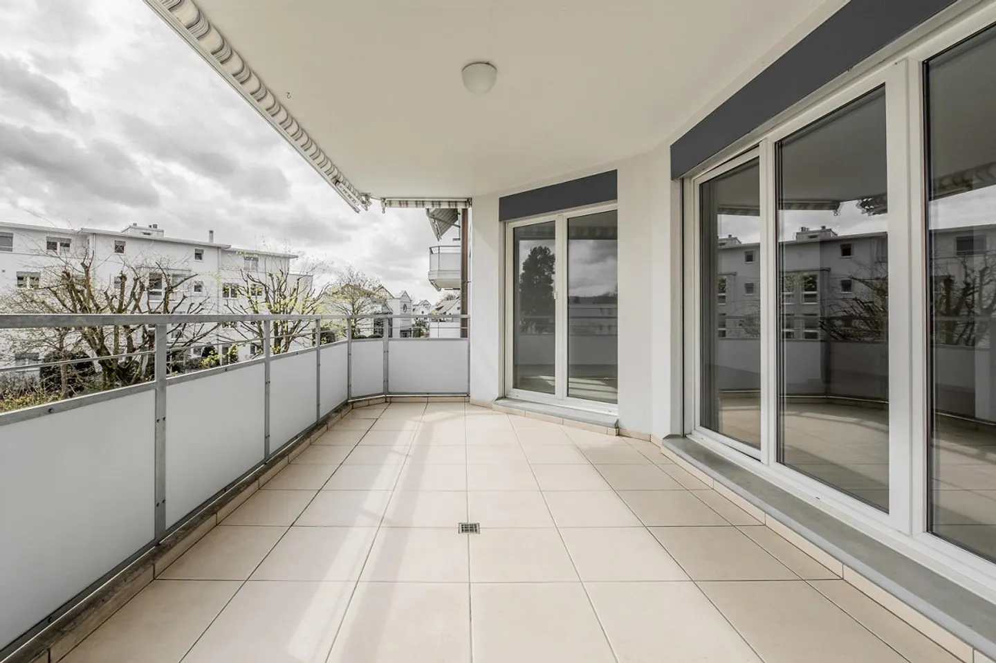 Appartamento luminoso con grande balcone soleggiato in una zona residenziale centrale - Foto 2 di 13
