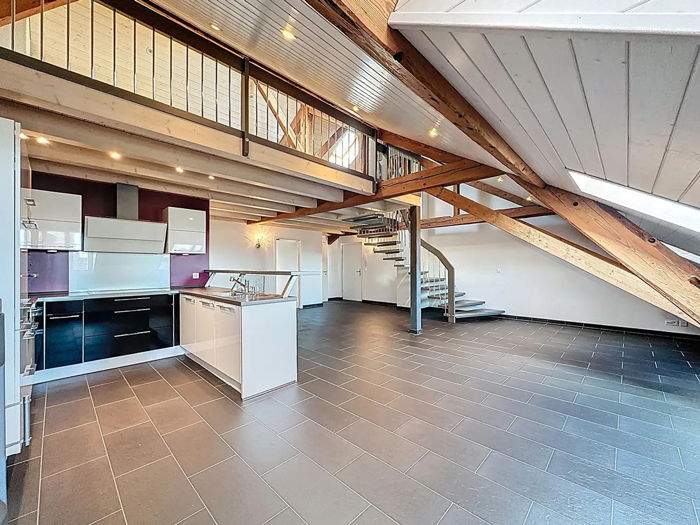 Spacious 2.5 room apartment with gallery and terrace - Photo 2 of 7