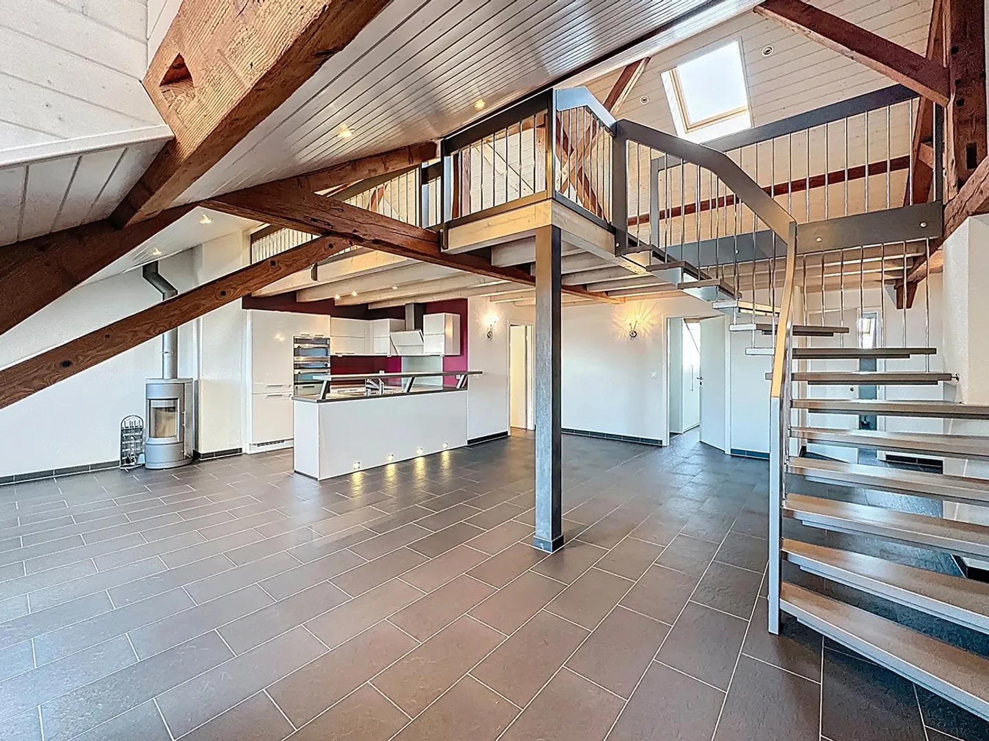 Spacious 2.5 room apartment with gallery and terrace - Photo 3 of 7