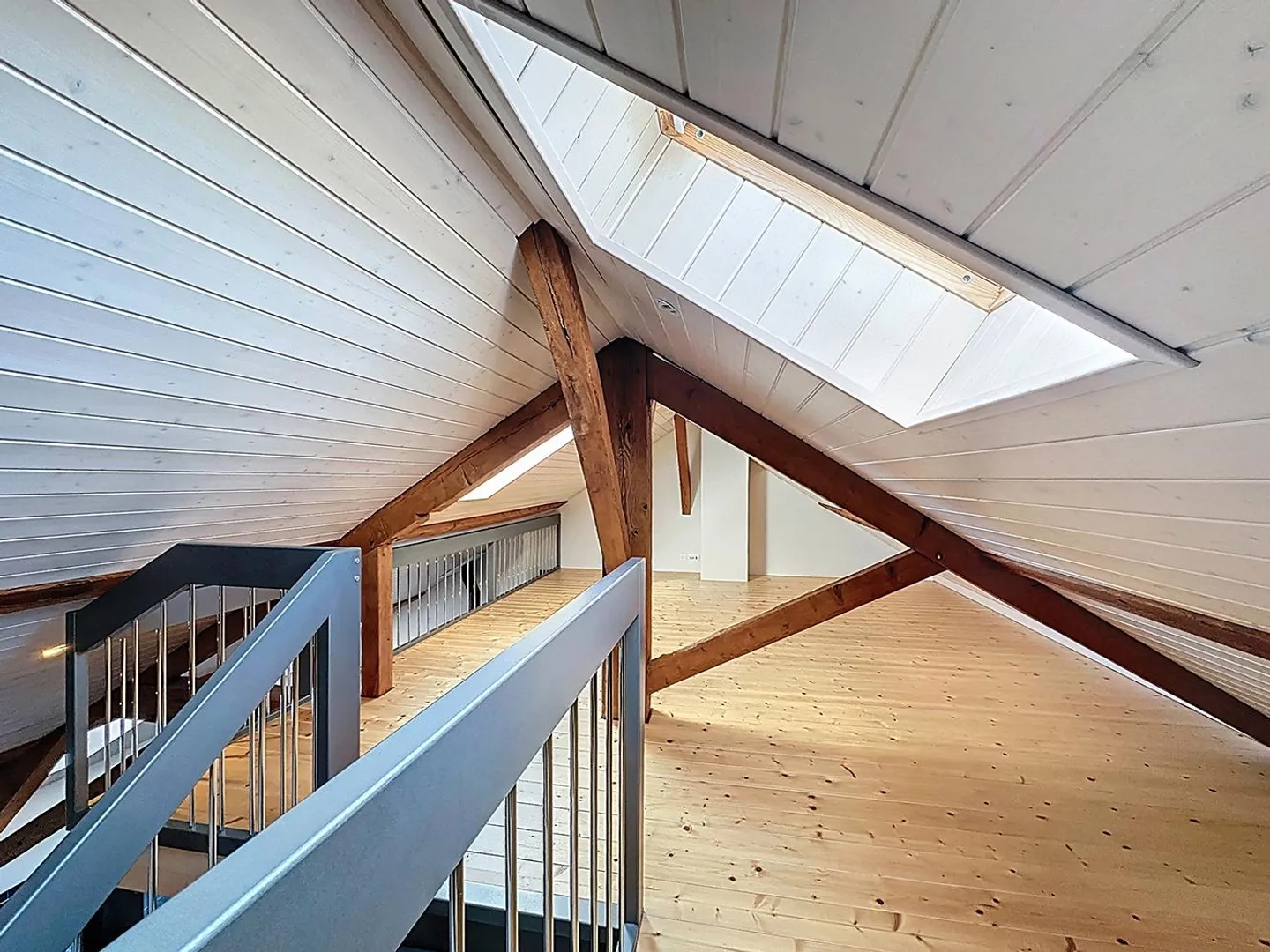 Spacious 2.5 room apartment with gallery and terrace - Photo 4 of 7