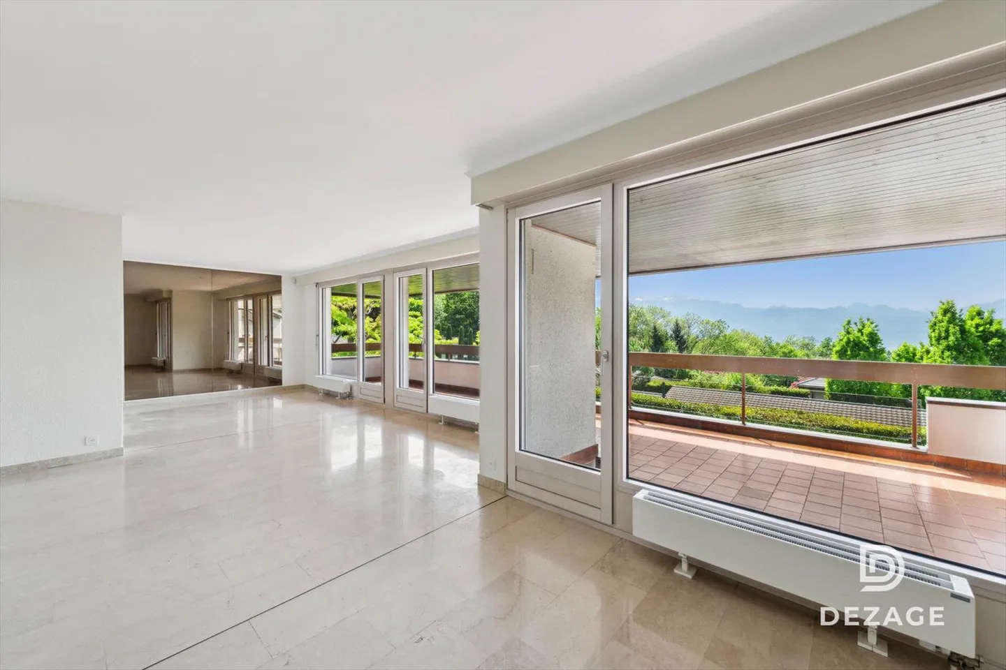 Appartamento spazioso in un ambiente verde con vista lago impareggiabile e grande balcone! - Foto 5 di 13