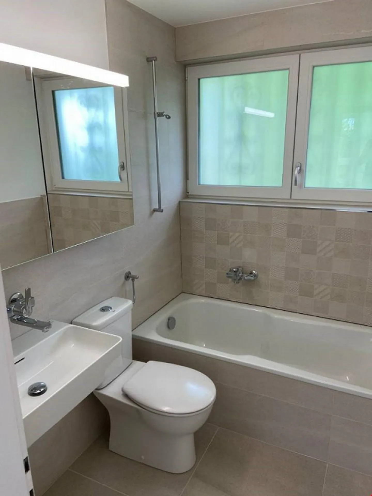 Charming 5.5-room house with modern amenities/dream garden - Photo 6 of 9