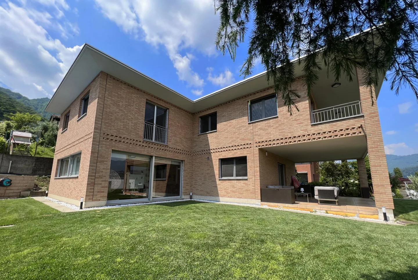 SPLENDIDA E AMPIA VILLA 5.5 CON GIARDINO E PISCINA A MANNO - Foto 1 di 12