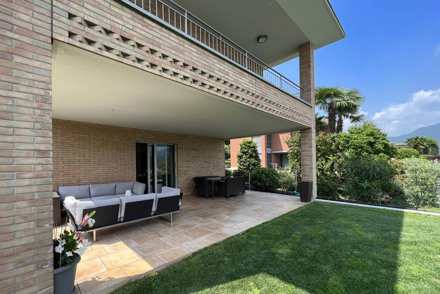 SPLENDIDA E AMPIA VILLA 5.5 CON GIARDINO E PISCINA A MANNO - Foto 3 di 12