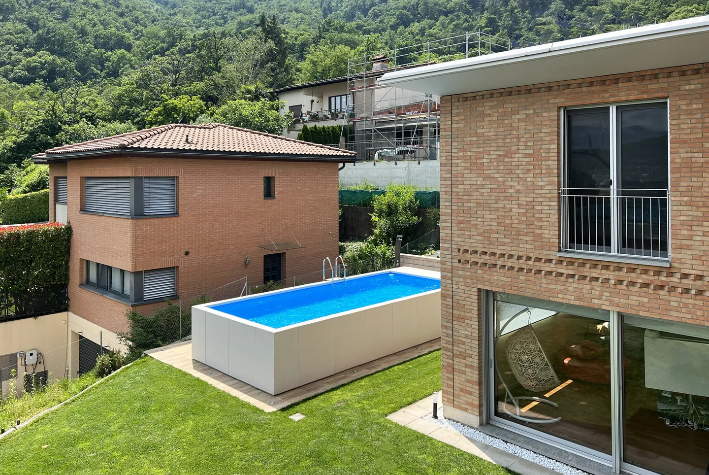 SPLENDIDA E AMPIA VILLA 5.5 CON GIARDINO E PISCINA A MANNO - Foto 2 di 12