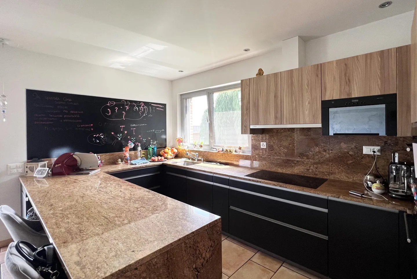 SPLENDIDA E AMPIA VILLA 5.5 CON GIARDINO E PISCINA A MANNO - Foto 6 di 12