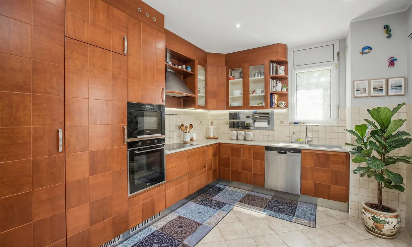 Exclusive three-family house with 8.5 rooms and grotto in Melano - Photo 3 of 9