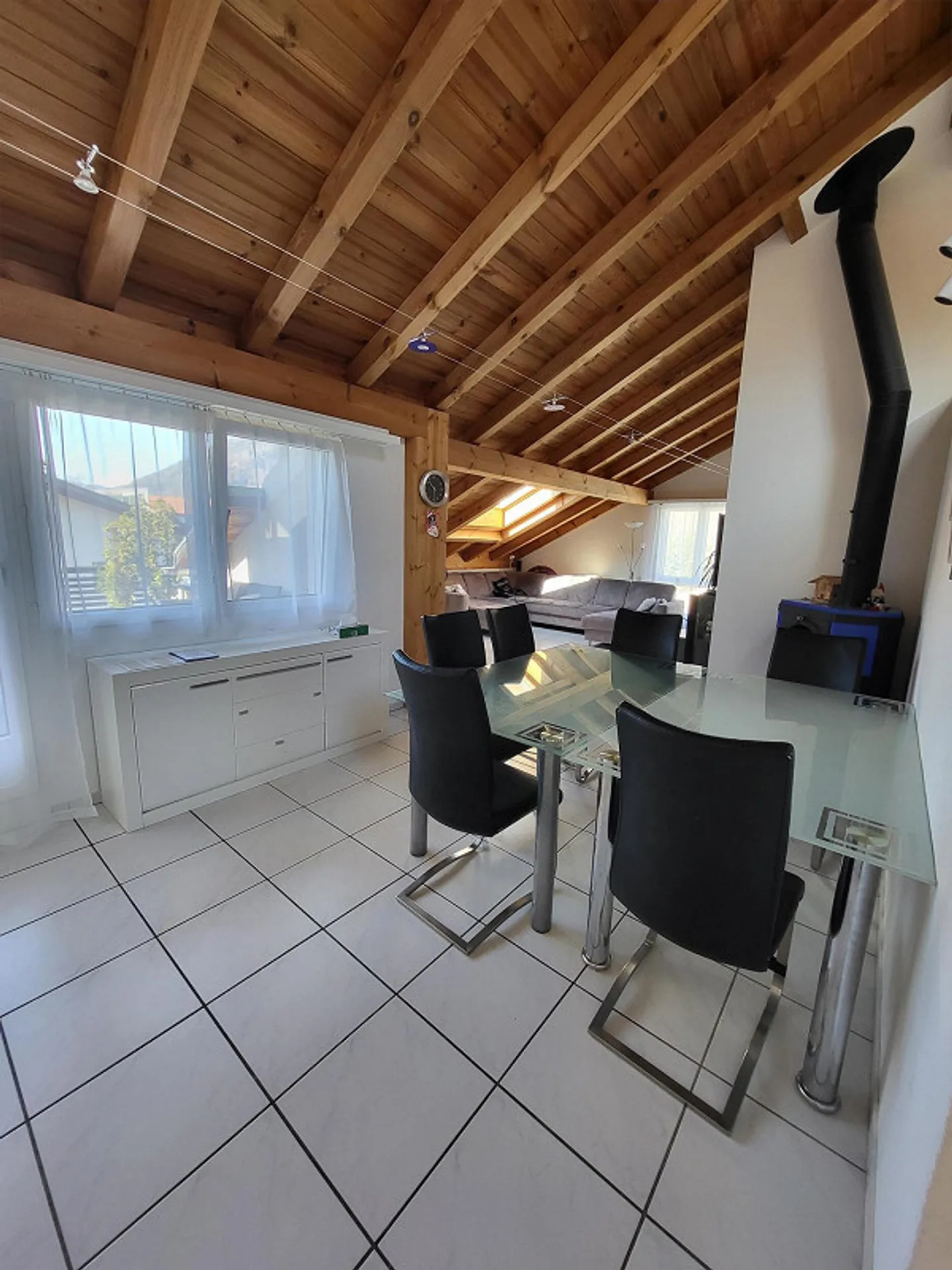 Charmant appartement sous les toits de 4,5 pièces - Photo 2 sur 13