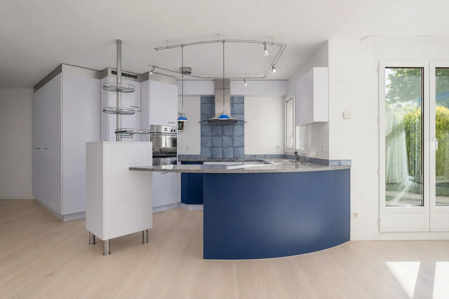 Charming Ground Floor Apartment - Photo 4 of 13
