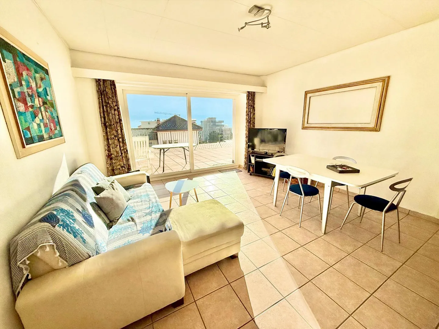 Spacious 5-Room Terrace Apartment in Minusio with Lake View - Photo 3 of 10