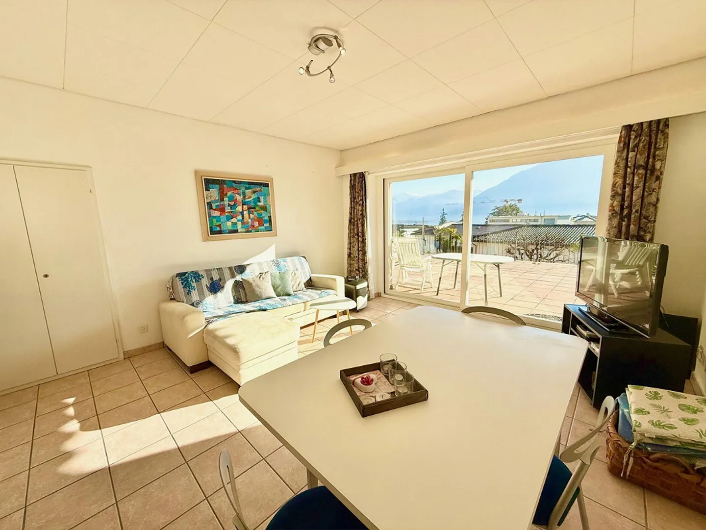 Spacious 5-Room Terrace Apartment in Minusio with Lake View - Photo 4 of 10