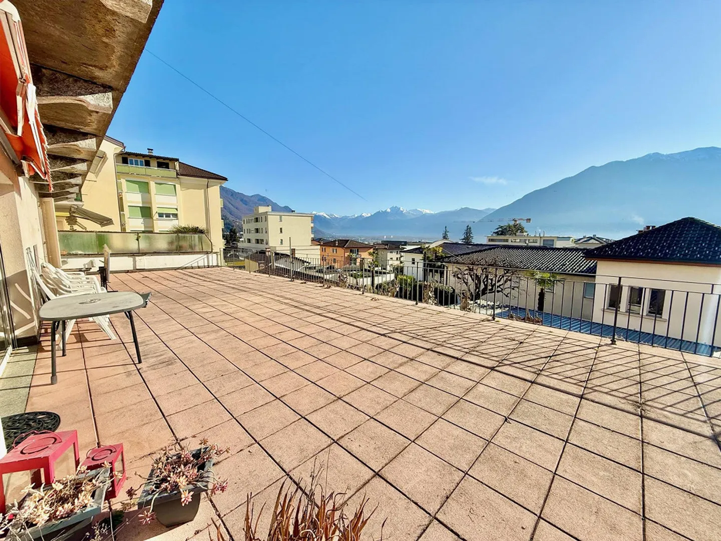 Spacious 5-Room Terrace Apartment in Minusio with Lake View - Photo 2 of 10