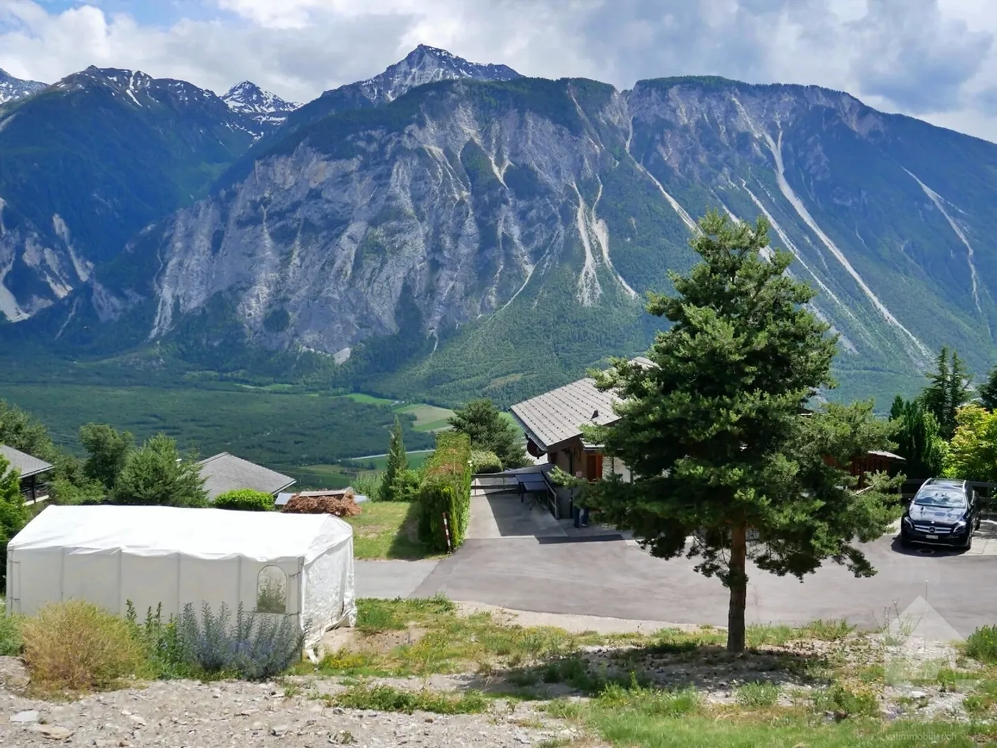 Schönes Grundstück von 589 m2 mit atemberaubendem Blick auf die Walliser Alpen - Foto 1 von 4