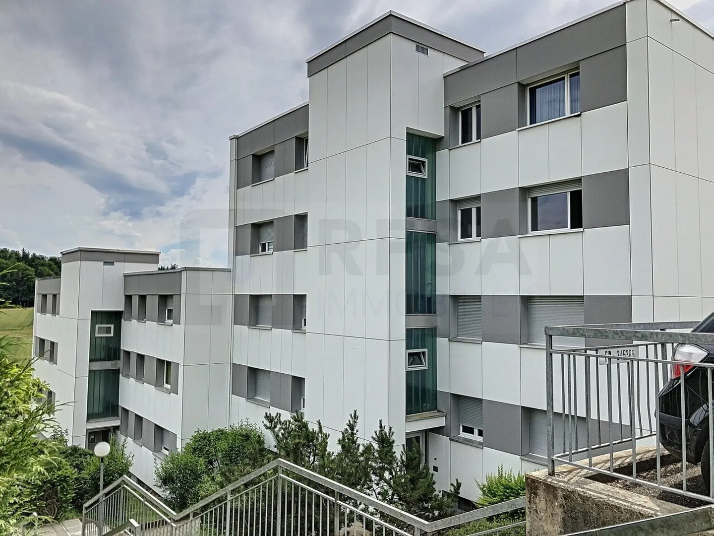 Ampio appartamento 4½ a due passi dai trasporti e dai centri commerciali - Foto 2 di 2