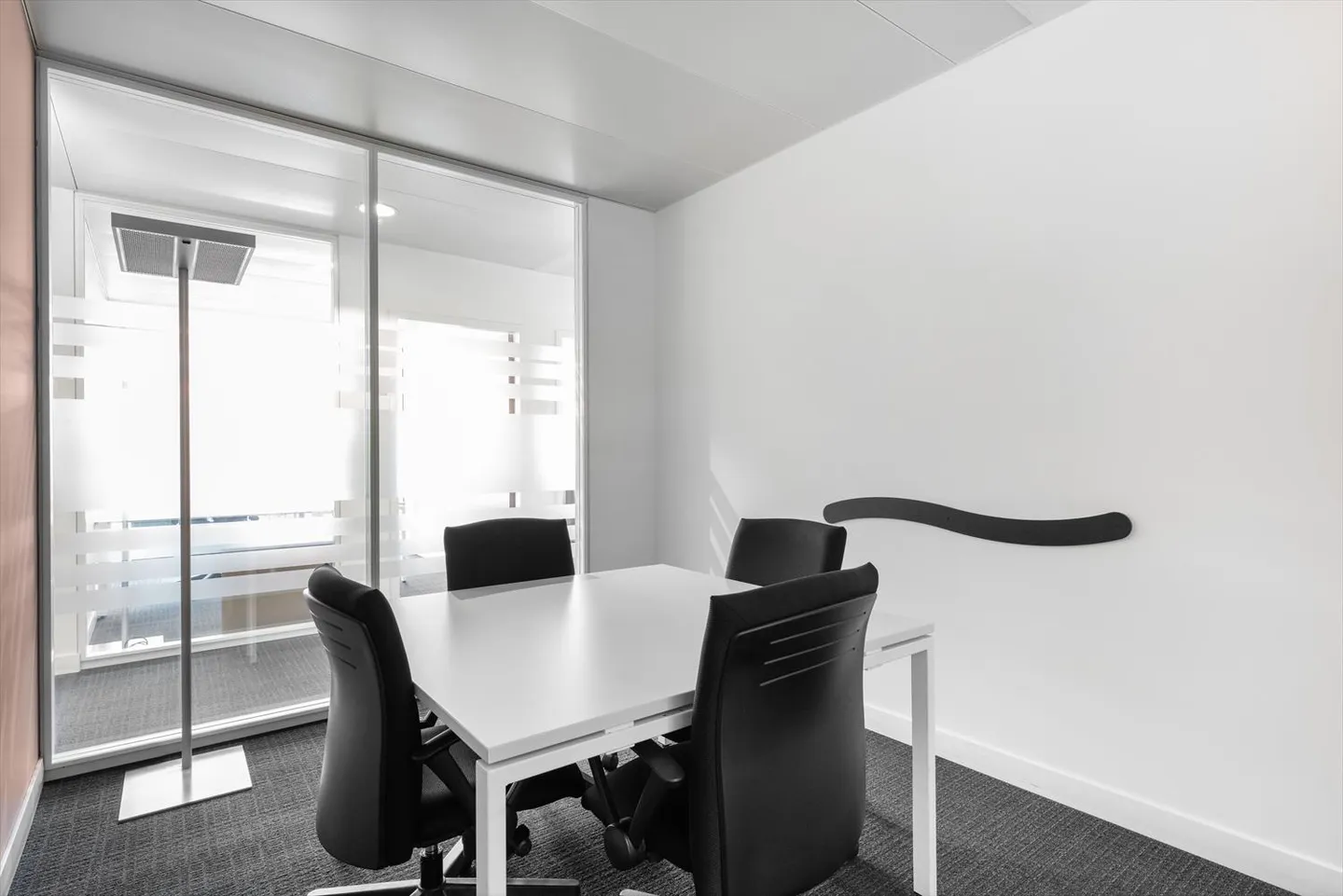 Treten Sie einer kollaborativen Coworking-Umgebung bei Regus Station Lakeside bei - Foto 7 von 9