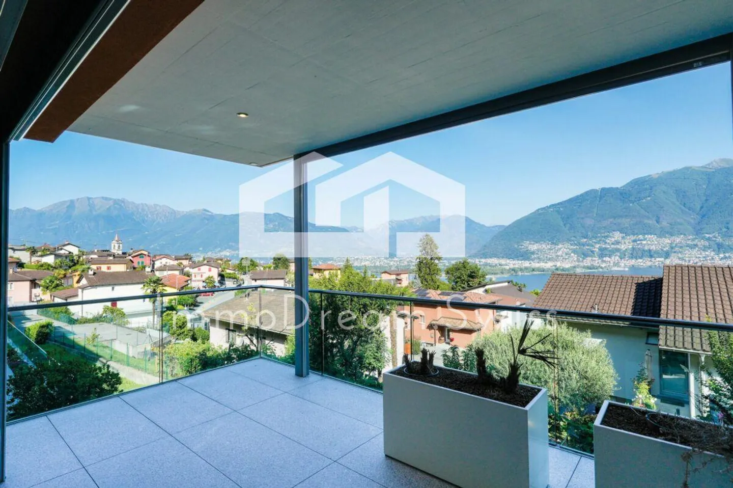 «Attraktive 4 ½ Zi. Eigentumswohnung im 1. OG, mit toller Aussicht auf den Lago Maggiore und die Bergwelt» - Foto 1 von 13