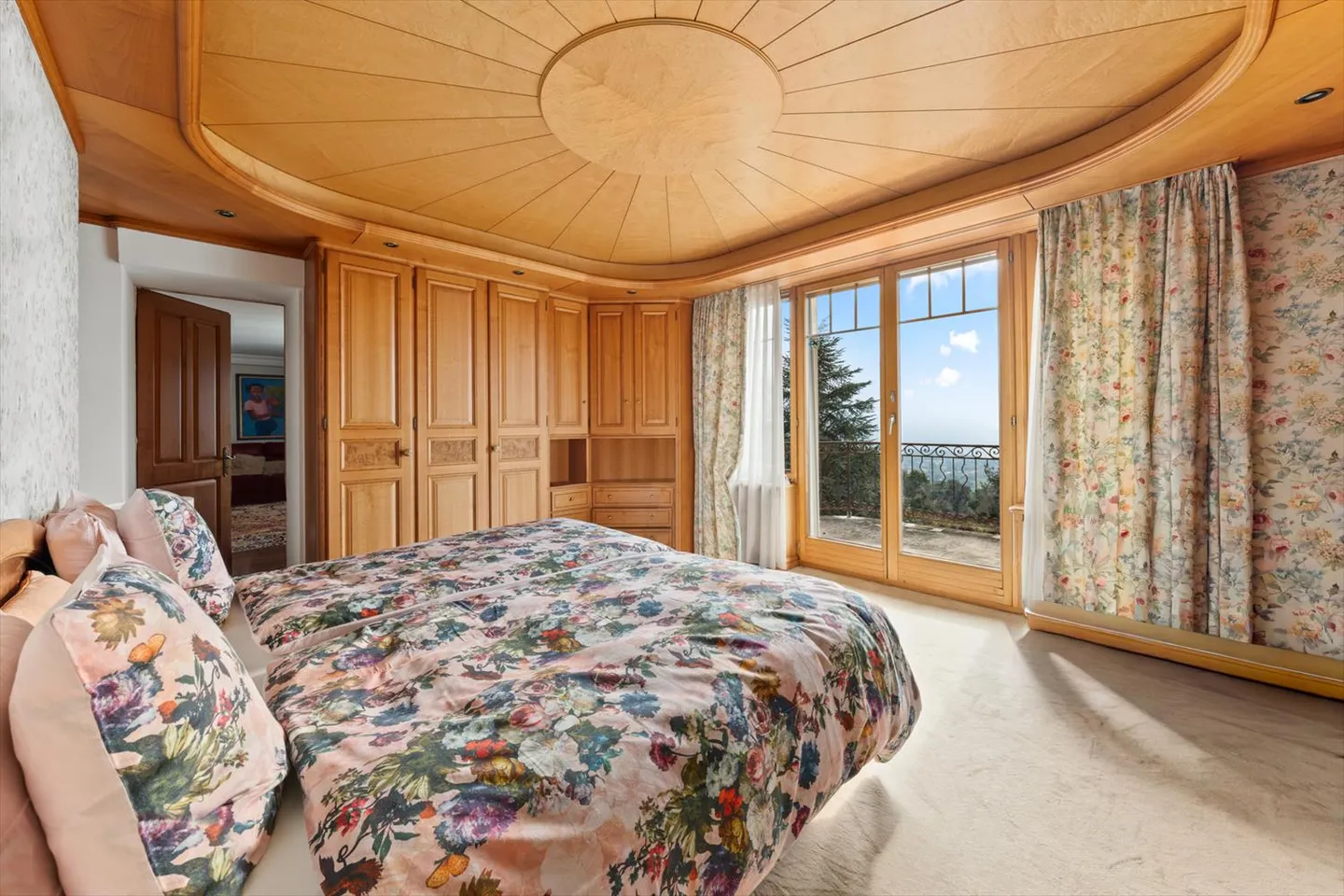 JONGNY - UNUSUAL PROPERTY WITH PANORAMIC VIEW OF THE LAKE - Photo 9 of 13